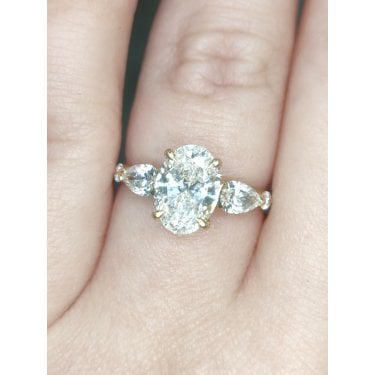 18ct Yellow Gold 2.16ct Total D/E Colour Oval Cut Solitaire with Pear & Round Brilliant Cut Shoulders LAB Grown Diamond Certified Ring 