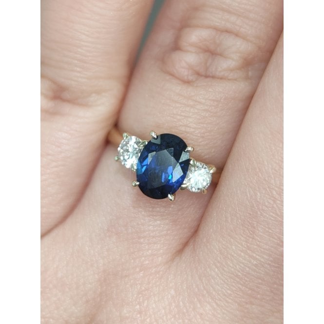 Faith Diamonds 9ct Yellow Gold 1.55ct Oval Sapphire with 0.40ct D/E Colour Round Brilliant Three Stone LAB Grown Diamond Certified Ring