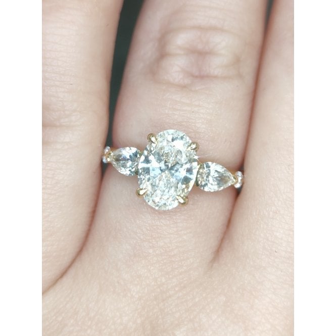 Faith Diamonds 9ct Yellow Gold 2.16ct Total D/E Colour Oval Cut Solitaire with Pear & Round Brilliant Cut Shoulders LAB Grown Diamond Certified Ring