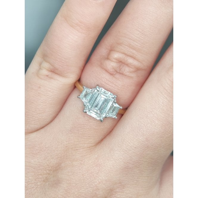 Faith Diamonds 9ct Yellow Gold 2.46ct Total D/E Colour Emerald & Trapezoid Cut Three Stone LAB Grown Diamond Certified Ring